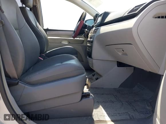 ✅ 2011 Volkswagen Routan SE • VIN: 2V4RW3DG3BR621827 • Lot: 42471811. Listed on IAAI with 107,782 mi. Free auction sales archive from the USA and detailed vehicle history report at DreamBid. Image 5.