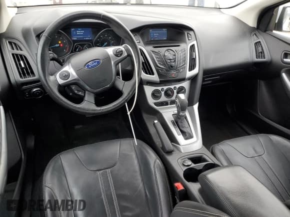 ✅ 2014 Ford Focus SE • VIN: 1FADP3F22EL330970 • Lot: 89870275. Wystawiony na Copart z przebiegiem 106 531 mil. Bezpłatny archiwum sprzedaży aukcyjnych z USA i szczegółowy raport historii pojazdu na DreamBid. Zdjęcie 8.