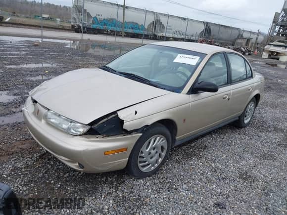 1999 Saturn SL z VIN 1G8ZK5274XZ339594, wystawiony jako IAAI lot #41959080 z przebiegiem 296 081 mil mil oraz . Historia ofert i sprzedaży dostępna na DreamBid. Obrazek 2.