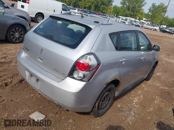 ✅ 2009 Pontiac Vibe • VIN: 5Y2SM67049Z400626 • Lot: 43125370. Wystawiony na IAAI z przebiegiem 250 570 mil. Bezpłatny archiwum sprzedaży aukcyjnych z USA i szczegółowy raport historii pojazdu na DreamBid. Zdjęcie 4.
