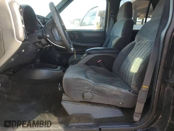 1998 Chevrolet Blazer LT z VIN 1GNDT13W4W2107054, wystawiony jako Copart lot #84475834 z przebiegiem 162 609 mil mil oraz Szkoda całkowita • Salvage title. Historia ofert i sprzedaży dostępna na DreamBid. Obrazek 7.