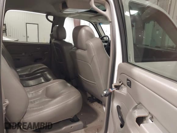 ✅ 2004 Chevrolet Suburban LT • VIN: 3GNFK16Z24G253961 • Лот: 43494504. Опубликован ранее на IAAI с пробегом 261 118 миль. Бесплатный доступ к архиву аукционных продаж из США и подробный отчёт об истории автомобиля на DreamBid. Изображение 8.