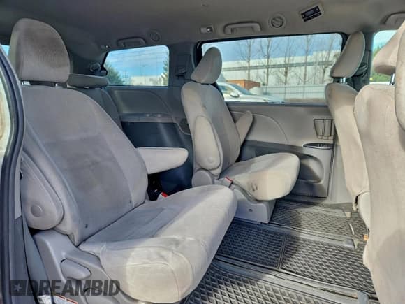 ✅ 2019 Toyota Sienna L • VIN: 5TDZZ3DC7KS973377 • Лот: 94031505. Опубликован ранее на Copart с пробегом 203 193 миль. Бесплатный доступ к архиву аукционных продаж из США и подробный отчёт об истории автомобиля на DreamBid. Изображение 11.