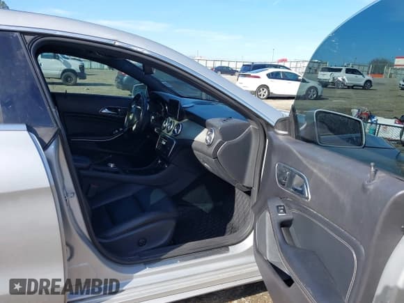 ✅ 2014 Mercedes-Benz CLA 250 • VIN: WDDSJ4EB8EN045064 • Lot: 43815031. Wystawiony na IAAI z przebiegiem 177 657 mil. Bezpłatny archiwum sprzedaży aukcyjnych z USA i szczegółowy raport historii pojazdu na DreamBid. Zdjęcie 5.