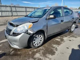 ✅ 2013 Nissan Versa S • VIN: 3N1CN7AP5DL841066 • Лот: 91294505. Опубликован ранее на Copart с пробегом 82 861 миль. Бесплатный доступ к архиву аукционных продаж из США и подробный отчёт об истории автомобиля на DreamBid. Изображение 1.