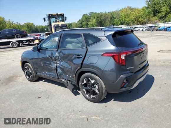 ✅ 2025 Kia Seltos S • VIN: KNDEUCAA7S7822632 • Лот: 69037105. Опубликован ранее на Copart с пробегом 24 миль. Бесплатный доступ к архиву аукционных продаж из США и подробный отчёт об истории автомобиля на DreamBid. Изображение 2.