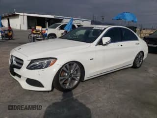✅ 2018 Mercedes-Benz C 350e • VIN: 55SWF4HB0JU260843 • Lot: 54781615. Wystawiony na Copart z przebiegiem 93 199 mil. Bezpłatny archiwum sprzedaży aukcyjnych z USA i szczegółowy raport historii pojazdu na DreamBid. Zdjęcie 1.