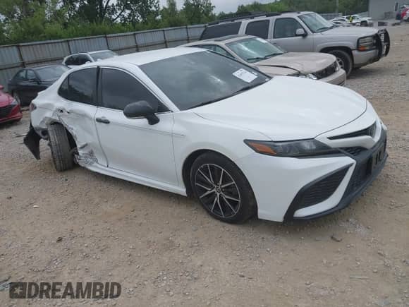 2022 Toyota Camry SE with VIN 4T1G11BK6NU051837, listed as a IAAI auction lot 42691924 with 105,238 mi miles and . Bid and sale history available at DreamBid. Image 1.