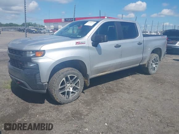 ✅ 2019 Chevrolet Silverado 1500 Custom Trail Boss • VIN: 3GCPYCEF3KG126700 • Lot: 42160575. Wystawiony na IAAI z przebiegiem 116 815 mil. Bezpłatny archiwum sprzedaży aukcyjnych z USA i szczegółowy raport historii pojazdu na DreamBid. Zdjęcie 2.