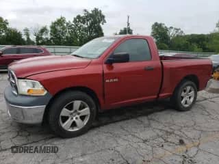 2010 Dodge 1500 ST z VIN 3D7JB1EK9AG101569, wystawiony jako Copart lot #57350955 z przebiegiem 222 491 mil mil oraz Czysty tytuł • Clean title. Historia ofert i sprzedaży dostępna na DreamBid. Obrazek 1.