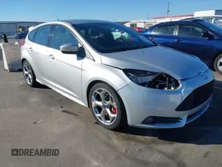 ✅ 2014 Ford Focus ST • VIN: 1FADP3L92EL319811 • Lot: 43457275. Wystawiony na IAAI z przebiegiem 86 499 mil. Bezpłatny archiwum sprzedaży aukcyjnych z USA i szczegółowy raport historii pojazdu na DreamBid. Zdjęcie 1.