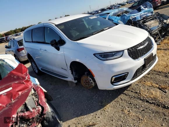 ✅ 2024 Chrysler Pacifica Touring • VIN: 2C4RC1FG5RR195802 • Lot: 83998935. Listed on Copart with 9,578 mi. Free auction sales archive from the USA and detailed vehicle history report at DreamBid. Image 4.