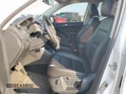 ✅ 2017 Volkswagen Tiguan S • VIN: WVGBV7AX8HK033693 • Lot: 71712335. Wystawiony na Copart z przebiegiem 94 452 mil. Bezpłatny archiwum sprzedaży aukcyjnych z USA i szczegółowy raport historii pojazdu na DreamBid. Zdjęcie 7.