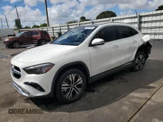 ✅ 2025 Mercedes-Benz GLA 250 • VIN: W1N4N4GB7SJ660642 • Лот: 84875995. Опубликован ранее на Copart с пробегом 1 085 миль. Бесплатный доступ к архиву аукционных продаж из США и подробный отчёт об истории автомобиля на DreamBid. Изображение 1.