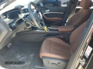 ✅ 2022 Audi e-tron Premium • VIN: WA1AAAGE2NB005246 • Lot: 56534103. Wystawiony na Copart z przebiegiem 26 794 mil. Bezpłatny archiwum sprzedaży aukcyjnych z USA i szczegółowy raport historii pojazdu na DreamBid. Zdjęcie 7.