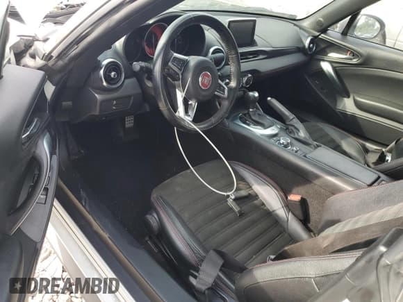 ✅ 2017 FIAT 124 Spider Lusso • VIN: JC1NFAEK4H0125824 • Lot: 69392535. Wystawiony na Copart z przebiegiem 65 432 mil. Bezpłatny archiwum sprzedaży aukcyjnych z USA i szczegółowy raport historii pojazdu na DreamBid. Zdjęcie 8.