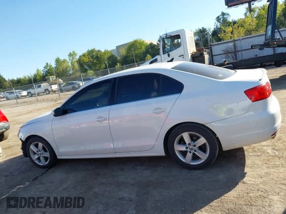 ✅ 2014 Volkswagen Jetta TDI • VIN: 3VWLL7AJ0EM377238 • Lot: 43500933. Listed on IAAI with 119,141 mi. Free auction sales archive from the USA and detailed vehicle history report at DreamBid. Image 15.