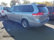 ✅ 2011 Toyota Sienna LE • VIN: 5TDKK3DC9BS096493 • Lot: 43499233. Wystawiony na IAAI z przebiegiem 329 965 mil. Bezpłatny archiwum sprzedaży aukcyjnych z USA i szczegółowy raport historii pojazdu na DreamBid. Zdjęcie 3.