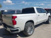 ✅ 2019 Chevrolet Silverado 1500 High Country • VIN: 3GCUYHEL4KG127750 • Lot: 43215730. Wystawiony na IAAI z przebiegiem 100 824 mil. Bezpłatny archiwum sprzedaży aukcyjnych z USA i szczegółowy raport historii pojazdu na DreamBid. Zdjęcie 4.