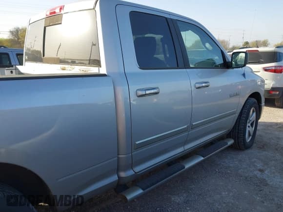 ✅ 2009 Dodge 1500 SLT • VIN: 1D3HB18P69S767526 • Lot: 41812540. Wystawiony na IAAI z przebiegiem 271 136 mil. Bezpłatny archiwum sprzedaży aukcyjnych z USA i szczegółowy raport historii pojazdu na DreamBid. Zdjęcie 13.