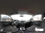 ✅ 2017 Volkswagen Tiguan S • VIN: WVGAV7AX2HK044684 • Lot: 29013278. Wystawiony na IAAI z przebiegiem 50 598 mil. Bezpłatny archiwum sprzedaży aukcyjnych z USA i szczegółowy raport historii pojazdu na DreamBid. Zdjęcie 17.