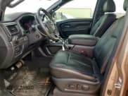 ✅ 2022 Nissan Titan SV • VIN: 1N6AA1ED0NN105552 • Lot: 65369485. Wystawiony na Copart z przebiegiem 48 932 mil. Bezpłatny archiwum sprzedaży aukcyjnych z USA i szczegółowy raport historii pojazdu na DreamBid. Zdjęcie 7.