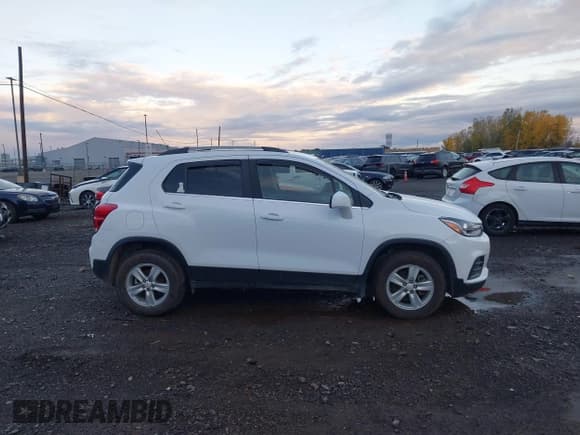 ✅ 2020 Chevrolet Trax LT • VIN: KL7CJPSB1LB322251 • Lot: 43514996. Wystawiony na IAAI z przebiegiem 61 307 mil. Bezpłatny archiwum sprzedaży aukcyjnych z USA i szczegółowy raport historii pojazdu na DreamBid. Zdjęcie 13.