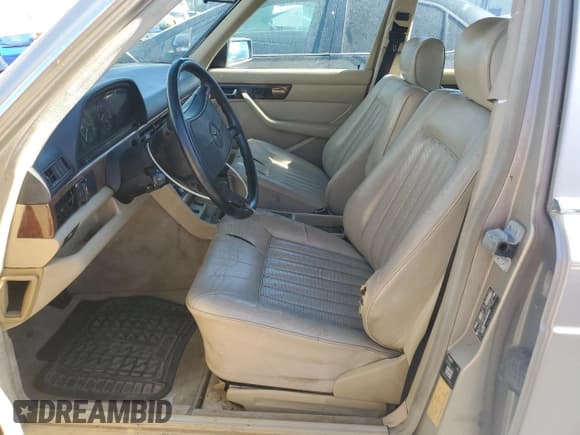 ✅ 1988 Mercedes-Benz 560 • VIN: WDBCA39D7JA400066 • Lot: 73396074. Wystawiony na Copart z przebiegiem 178 343 mil. Bezpłatny archiwum sprzedaży aukcyjnych z USA i szczegółowy raport historii pojazdu na DreamBid. Zdjęcie 7.