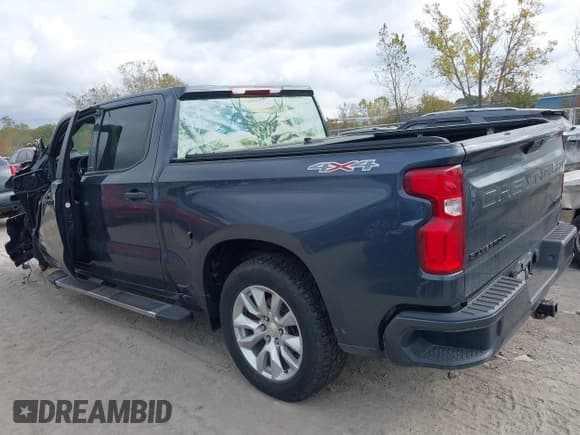 ✅ 2021 Chevrolet Silverado 1500 Custom • VIN: 1GCPYBEK9MZ303079 • Lot: 43456213. Wystawiony na IAAI z przebiegiem 63 003 mil. Bezpłatny archiwum sprzedaży aukcyjnych z USA i szczegółowy raport historii pojazdu na DreamBid. Zdjęcie 15.