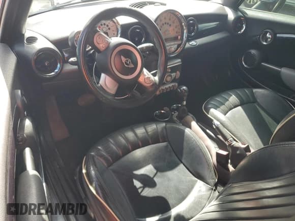 ✅ 2010 MINI Convertible • VIN: WMWMR3C55ATU97401 • Lot: 86847365. Wystawiony na Copart z przebiegiem 148 253 mil. Bezpłatny archiwum sprzedaży aukcyjnych z USA i szczegółowy raport historii pojazdu na DreamBid. Zdjęcie 8.