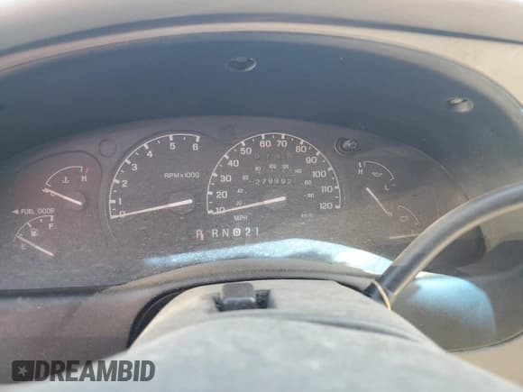 ✅ 2000 Ford Explorer XLT • VIN: 1FMZU83P5YZA33646 • Lot: 87049615. Wystawiony na Copart z przebiegiem 279 992 mil. Bezpłatny archiwum sprzedaży aukcyjnych z USA i szczegółowy raport historii pojazdu na DreamBid. Zdjęcie 9.