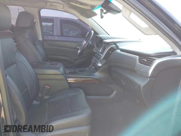 ✅ 2020 Chevrolet Suburban LT • VIN: 1GNSCHKC4LR154126 • Lot: 42983785. Wystawiony na IAAI z przebiegiem 190 770 mil. Bezpłatny archiwum sprzedaży aukcyjnych z USA i szczegółowy raport historii pojazdu na DreamBid. Zdjęcie 5.