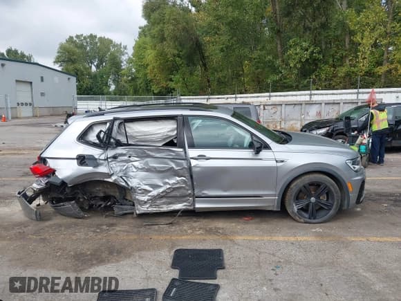 ✅ 2019 Volkswagen Tiguan SE • VIN: 3VV2B7AXXKM187921 • Lot: 43294543. Wystawiony na IAAI z przebiegiem 101 790 mil. Bezpłatny archiwum sprzedaży aukcyjnych z USA i szczegółowy raport historii pojazdu na DreamBid. Zdjęcie 13.