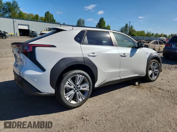 ✅ 2023 Subaru Solterra Premium • VIN: JTMABABAXPA037118 • Lot: 68747505. Wystawiony na Copart z przebiegiem 20 796 mil. Bezpłatny archiwum sprzedaży aukcyjnych z USA i szczegółowy raport historii pojazdu na DreamBid. Zdjęcie 3.