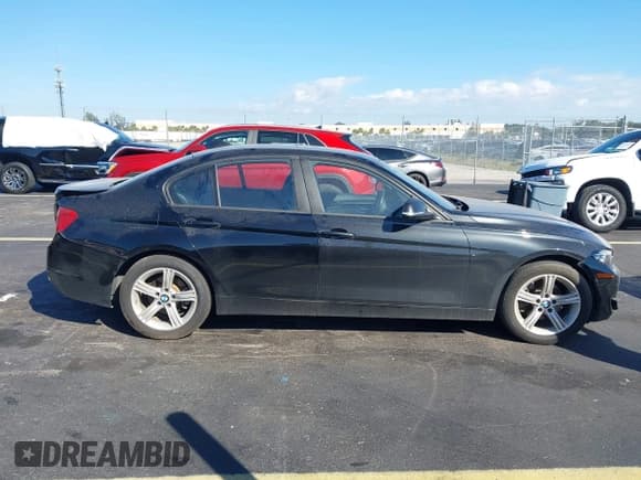 ✅ 2015 BMW 3 Series 328i xDrive • VIN: WBA3B5G57FNS17026 • Lot: 43560064. Wystawiony na IAAI z przebiegiem 65 791 mil. Bezpłatny archiwum sprzedaży aukcyjnych z USA i szczegółowy raport historii pojazdu na DreamBid. Zdjęcie 13.