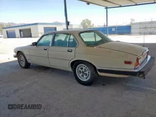 ✅ 1985 Jaguar XJ • VIN: SAJAV1343FC415087 • Лот: 59682245. Опубликован ранее на Copart с пробегом 145 950 миль. Бесплатный доступ к архиву аукционных продаж из США и подробный отчёт об истории автомобиля на DreamBid. Изображение 2.