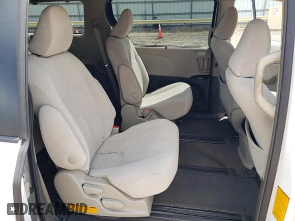 ✅ 2012 Toyota Sienna LE • VIN: 5TDJK3DC0CS035143 • Лот: 65785145. Опубликован ранее на Copart с пробегом 174 739 миль. Бесплатный доступ к архиву аукционных продаж из США и подробный отчёт об истории автомобиля на DreamBid. Изображение 11.