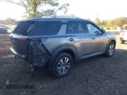 ✅ 2023 Nissan Pathfinder SL • VIN: 5N1DR3CC0PC227384 • Lot: 43370348. Wystawiony na IAAI z przebiegiem 56 963 mil. Bezpłatny archiwum sprzedaży aukcyjnych z USA i szczegółowy raport historii pojazdu na DreamBid. Zdjęcie 4.