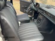 ✅ 1975 Mercedes-Benz 240 • VIN: 11511710064005 • Lot: 49530975. Wystawiony na Copart z przebiegiem 28 053 mil. Bezpłatny archiwum sprzedaży aukcyjnych z USA i szczegółowy raport historii pojazdu na DreamBid. Zdjęcie 5.