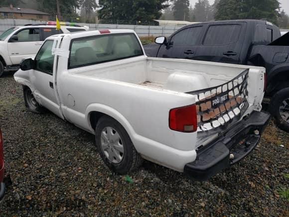 1998 Chevrolet S-10 LS z VIN 1GCCS1449WK251610, wystawiony jako Copart lot #73540304 z przebiegiem 276 404 mil mil oraz Szkoda całkowita • Salvage title. Historia ofert i sprzedaży dostępna na DreamBid. Obrazek 2.