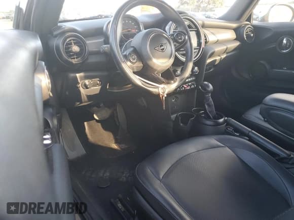 ✅ 2019 MINI Convertible Cooper • VIN: WMWWG5C51K3F79981 • Lot: 92760875. Wystawiony na Copart z przebiegiem 128 420 mil. Bezpłatny archiwum sprzedaży aukcyjnych z USA i szczegółowy raport historii pojazdu na DreamBid. Zdjęcie 8.
