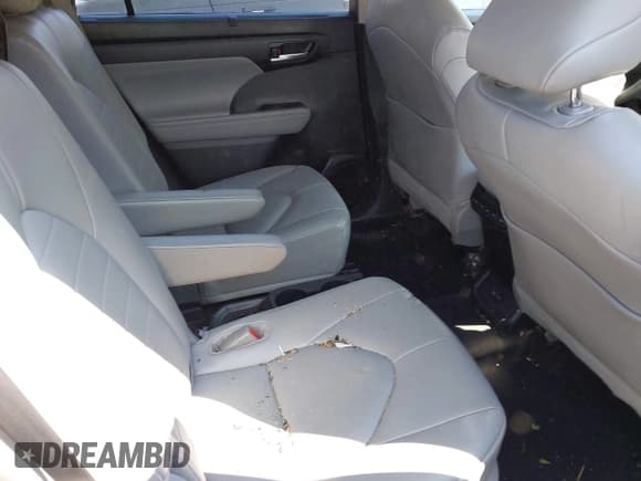 ✅ 2024 Toyota Highlander LE • VIN: 5TDKDRBHXRS536548 • Lot: 42390188. Wystawiony na IAAI z przebiegiem 27 406 mil. Bezpłatny archiwum sprzedaży aukcyjnych z USA i szczegółowy raport historii pojazdu na DreamBid. Zdjęcie 8.