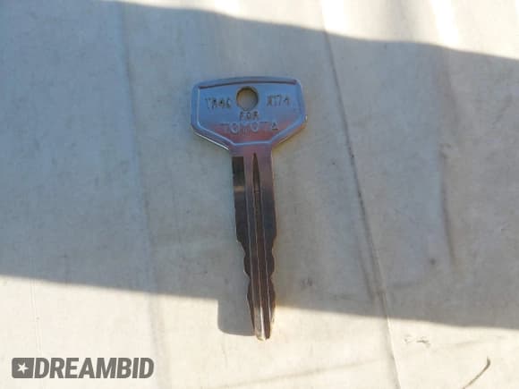 ✅ 1990 Toyota Pickup • VIN: JT4RN81R1L5056220 • Lot: 43242959. Listed on IAAI with 294,042 mi. Free auction sales archive from the USA and detailed vehicle history report at DreamBid. Image 11.