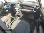 ✅ 2010 MINI Hardtop S • VIN: WMWMF7C56ATZ71095 • Lot: 81569115. Wystawiony na Copart z przebiegiem 121 345 mil. Bezpłatny archiwum sprzedaży aukcyjnych z USA i szczegółowy raport historii pojazdu na DreamBid. Zdjęcie 8.