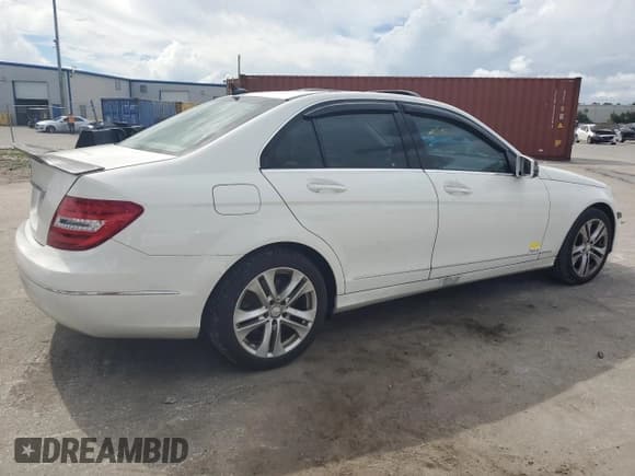 ✅ 2013 Mercedes-Benz C 250 Sport • VIN: WDDGF4HB7DA860283 • Лот: 82399705. Опубликован ранее на Copart с пробегом 90 356 миль. Бесплатный доступ к архиву аукционных продаж из США и подробный отчёт об истории автомобиля на DreamBid. Изображение 3.