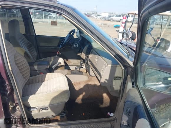 ✅ 1995 Jeep Grand Cherokee Laredo • VIN: 1J4GZ58YXSC695417 • Lot: 43796285. Wystawiony na IAAI z przebiegiem 328 222 mil. Bezpłatny archiwum sprzedaży aukcyjnych z USA i szczegółowy raport historii pojazdu na DreamBid. Zdjęcie 5.