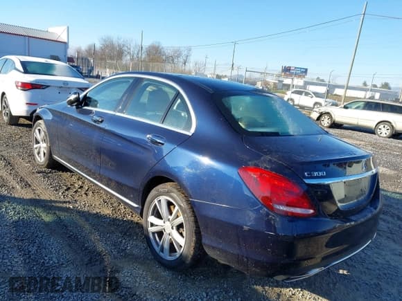 ✅ 2015 Mercedes-Benz C 300 Luxury • VIN: 55SWF4KB5FU031249 • Лот: 43827353. Опубликован ранее на IAAI с пробегом 170 323 миль. Бесплатный доступ к архиву аукционных продаж из США и подробный отчёт об истории автомобиля на DreamBid. Изображение 3.