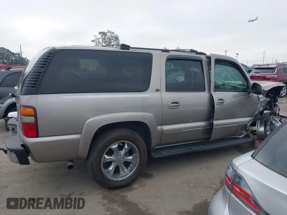 ✅ 2002 Chevrolet Suburban LS • VIN: 1GNEC16T02J206251 • Lot: 42732097. Wystawiony na IAAI z przebiegiem 276 973 mil. Bezpłatny archiwum sprzedaży aukcyjnych z USA i szczegółowy raport historii pojazdu na DreamBid. Zdjęcie 14.