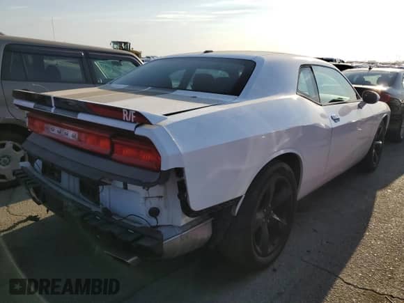2013 Dodge Challenger SXT z VIN 2C3CDYAGXDH675954, wystawiony jako Copart lot #63340634 z przebiegiem 69 699 mil mil oraz Szkoda całkowita • Salvage title. Historia ofert i sprzedaży dostępna na DreamBid. Obrazek 3.