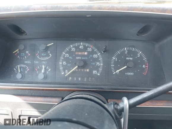 ✅ 1987 Ford F-250 • VIN: 1FTHF2518HKA08300 • Lot: 41984273. Wystawiony na IAAI z przebiegiem 37 267 mil. Bezpłatny archiwum sprzedaży aukcyjnych z USA i szczegółowy raport historii pojazdu na DreamBid. Zdjęcie 7.